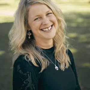 Dr. robyn Welk-richards