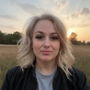 Linzy Moore, Registered Psychological Associate, Therapist in ,  