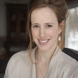 Lara Holmes
